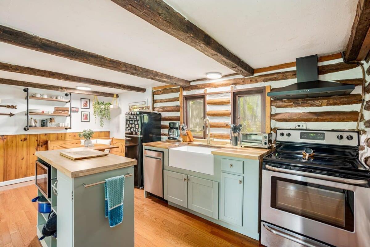 Modernized Log Cabin W Hot Tub Fire Pit & Views Berkeley Springs Dış mekan fotoğraf