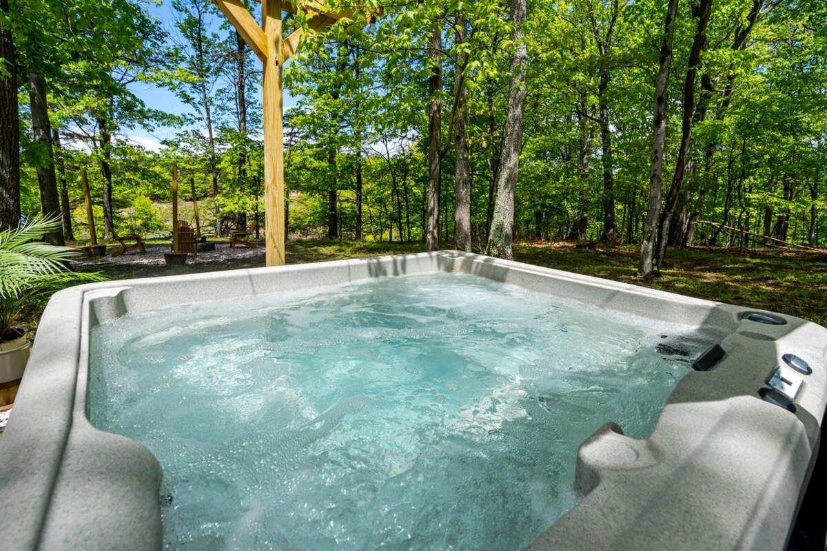 Modernized Log Cabin W Hot Tub Fire Pit & Views Berkeley Springs Dış mekan fotoğraf