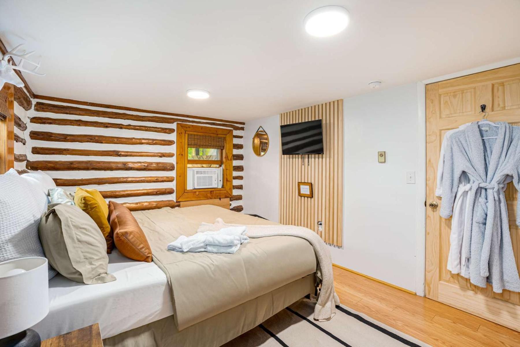 Modernized Log Cabin W Hot Tub Fire Pit & Views Berkeley Springs Dış mekan fotoğraf